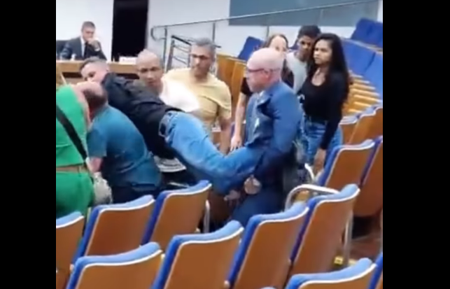 CIDADÃO É RETIRADO À FORÇA DA CÂMARA DE AVARÉ DURANTE VOTAÇÃO DE AUMENTO DE SUBSÍDIOS PARA VEREADORES; ASSISTA O VÍDEO COMPLETO DA CONFUSÃO